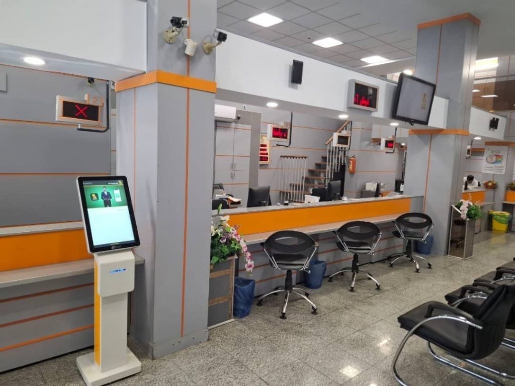 کیوسک نوبت‌دهی دیجیتال الفی در بانک پاسارگاد